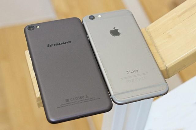 Mặt sau Lenovo S60 (bên trái)được làm màu sắc giả kim loại như iPhone 6